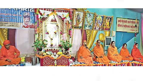 नाशिक : मानव उत्थान सेवा समितीद्वारे आयोजित संमेलनात मार्गदर्शन करताना साध्वी हरिषाजी. समवेत साध्वी हिराजी, साध्वी त्रिलोकीजी, साध्वी तिरथजी, साध्वी पंकजाजी आदी.