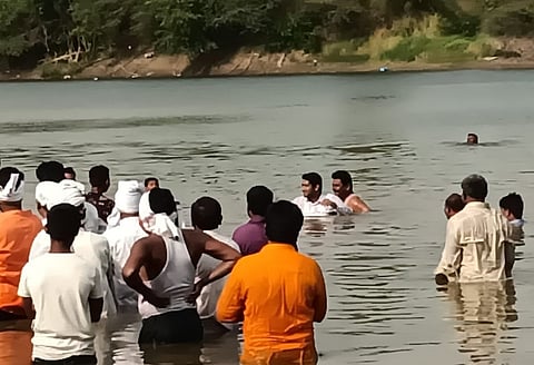 बीड : बोगस वाळू टेंडर रद्द करण्यासाठी आमदार लक्ष्मण पवार यांचे जल आंदोलन