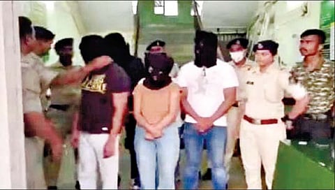 परदेशी महिलेसह पाचजण गजाआड