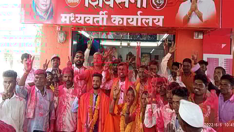 पिंपळनेर : साक्री तालुक्यातीलं मैंदाने ग्रामपंचायत पोटनिवडणुकीत विजयोत्सव साजरा करताना ग्रामपंचायत सदस्य. (छाया:अंबादास बेनुस्कर)