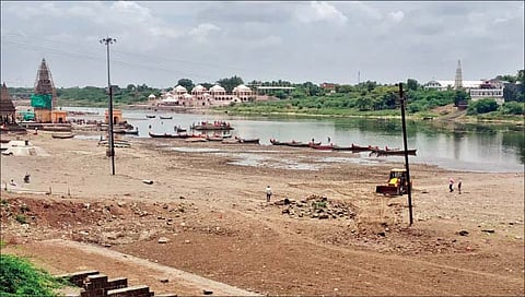 चंद्रभागा वाळवंटात नगरपरिषदेची स्वच्छता मोहीम