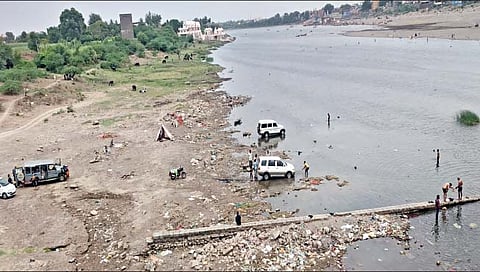 पंढरपूर : बंदी झुगारून चंद्रभागेत वाहनांचे सर्व्हिसिंग