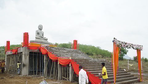 नाशिकच्या अभियंत्याकडून मांगीतुंगीत 12 फूट उंच चबुतरा