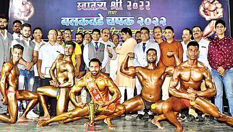 नाशिक : विजेत्या शरीरसौष्ठवपटूंसह आयोजक गोरखनाथ बलकवडे, सरचिटणीस गोपाळ गायकवाड, रमेश पवार, गोविंद काळे आदी.