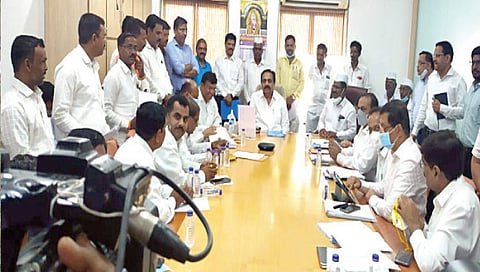 Nashik : वैतरणा धरणग्रस्तांचे प्रश्न सोडवणार- जलसंपदामंत्री पाटील यांचे आश्वासन