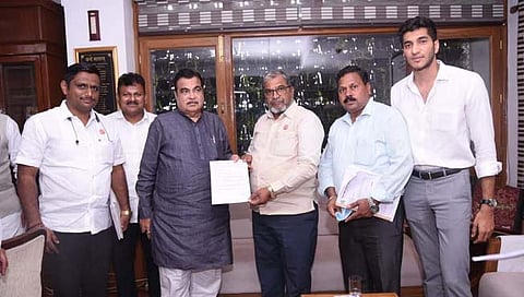 जयसिंगपूर : इथेनॅाल निर्मीतीमध्ये गुर्हाळघरांना परवानगी द्या: राजू शेट्टींचे केंद्रीय मंत्री नितीन गडकरींना निवेदन