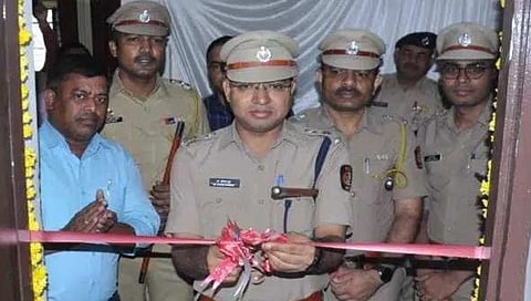 जळगाव : जिल्हा पोलिस अधीक्षक कार्यालयात अंगुली मुद्रा कक्षाचे उद्घाटन करताना पोलिस अधीक्षक डॉ. प्रवीण मुंडे. समवेत अपर पोलिस अधीक्षक चंद्रकांत गवळी, सहायक पोलिस अधीक्षक कुमार चिंथा, पोलिस उपअधीक्षक संदीप गावित, पोलिस निरीक्षक किरणकुमार बकाले, पोलिस निरीक्षक विठ्ठल ससे आदी. (छाया: चेतन चौधरी)