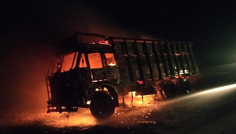 नाशिक : घरासमोर उभा असलेला दहा टायरचा ट्रक आगीत जळून खाक