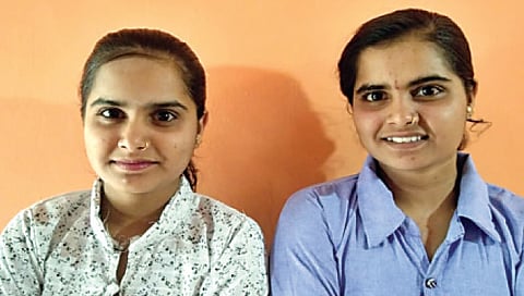 Nashik : भारीच ! जुळ्या बहिणींचे गुणही सेम टू सेम ; शिवाय विद्यालयात आल्या प्रथम