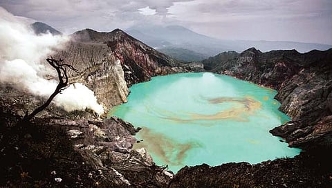 ज्वालामुखी ओकतो निळ्या रंगाचा लाव्हा