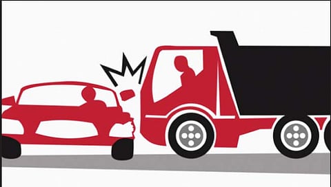 ट्रकने कारला धडक दिल्याने आईसह मुलगी जखमी