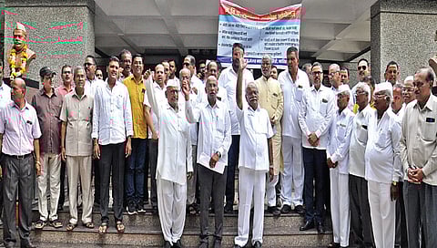 नाशिक ः मविप्रच्या सभासदांच्या याद्या मिळण्यासाठी आंदोलन करताना अॅड. नितीन ठाकरे. समवेत सभासद.