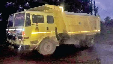 पाच डंपरवर कारवाई; विनापरवाना सिलिका वाळू वाहतूक