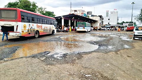 तुळजापूर : तीर्थक्षेत्र तुळजापूर बसस्थानकाची दुरवस्था