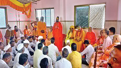 त्र्यंबकेश्वर : अंजनेरी येथे साधू-महंतांच्या सत्काराप्रसंगी उपस्थित मान्यवर व साधू-महंत.