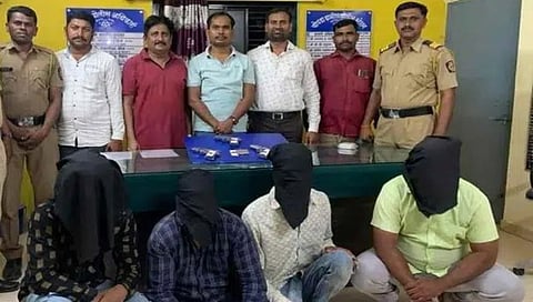 जळगाव : दरोड्याच्या प्रयत्नात असलेल्या गुन्हेगारांच्या टोळी ताब्यात घेण्यात आले असून चार आरोपीसह चोपडा पोलीस. (छाया : चेतन चौधरी)