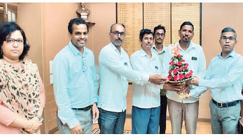 सिन्नर : दोडी बुद्रुक येथील शेतकर्यांचा सत्कार करताना जिल्हाधिकारी गंगाथरन डी.