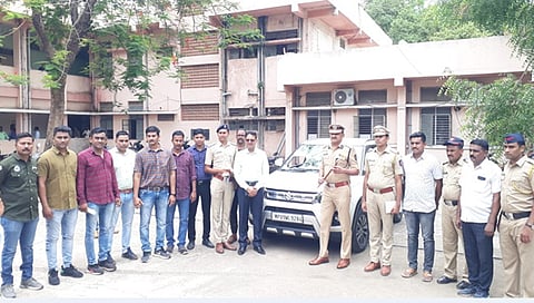 Arrest : आराम बसमध्ये 18 लाखांच्या दागिन्यांची लूट करणाऱ्या टोळक्याला बेड्या
