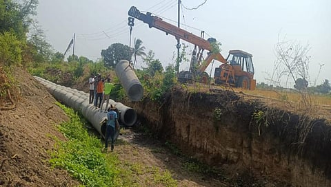 नाशिक : पाइप टाकून नैसर्गिक नाले बुजविण्याविरोधात पालिकेने केलेली कारवाई.