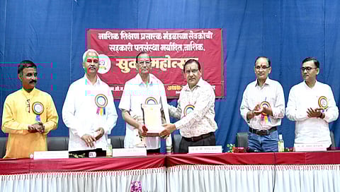 सेवा निवृत्त कार्यक्रमात ज. ग. मेतकर यांचा सत्कार करताना डॉ. राजेंद्र कलाल समवेत अश्विनीकुमार येवला, प्रसाद कुलकर्णी, हेमंत देशपांडे, राजेंद्र गायवन आदी.