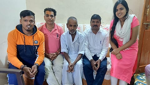 निफाड येथून रवाना होतांना सुर्यकांत पाटील. सोबत त्यांची दोन मुले व शिक्षक पाखरे व खालकर.