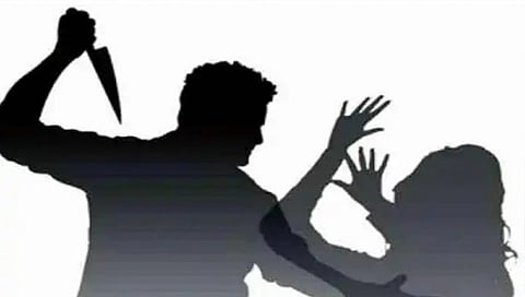 नाशिक : खांद्यावर हात ठेवल्याने पत्नीची पतीच्या कानशिलात, पतीकडून चाकूने वार