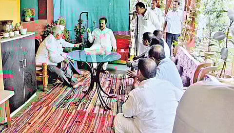 विटा : इस्लामपूर येथे राष्ट्रवादी काँग्रेसचे प्रदेशाध्यक्ष जयंत पाटील यांच्याशी चर्चा करताना माजी आमदार सदाशिवराव पाटील, बाबासाहेब मुळीक, वैभव पाटील.