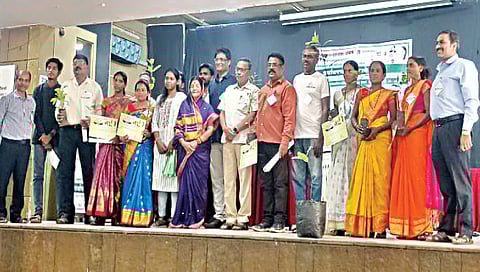 पंचवटी : घंटागाडी सफाई कामगारांच्या वतीने आयोजित पर्यावरण महोत्सवात पर्यावरणप्रेमींच्या सत्काराप्रसंगी मान्यवर. (छाया : रवींद्र आखाडे)