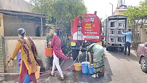 नाशिकरोड : जेलरोड विकास प्रतिष्ठानतर्फे नागरिकांसाठी पुरविण्यात येणारा मोफत पिण्याच्या पाण्याचा टँकर.