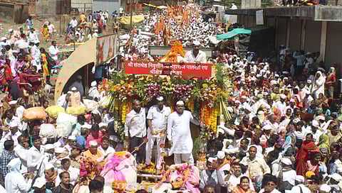 नाशिक : संत निवृत्तीनाथांच्या पालखीचे हजारो वारकऱ्यांसह पंढरपूरकडे प्रस्थान