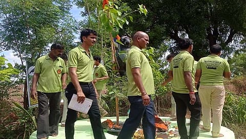 औरंगाबाद :
करोडी येथील पत्नी पीडित आश्रमात पत्नी पीडित पुरुषांनी पिंपळाच्या झाडाला उलट्या फेऱ्या मारत पिंपळ पोर्णिमा साजरी केली.