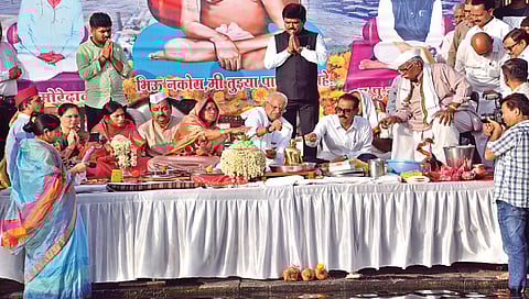 नाशिक : गंगापूजन करताना अण्णासाहेब मोरे व मनपा आयुक्त रमेश पवार. समवेत खा. हेमंत गोडसे, आ. सीमा हिरे, महेश हिरे आदी. (छाया : रुद्र फोटो)