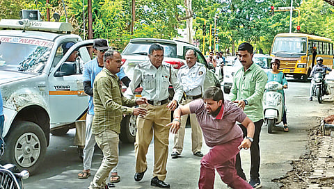 नाशिक : वाहतूक पोलिसांकडील मशीन फोडून पळ काढण्याच्या प्रयत्नात असलेल्या संशयिताला पकडताना वाहतूक व मुंबई नाका पोलिस.