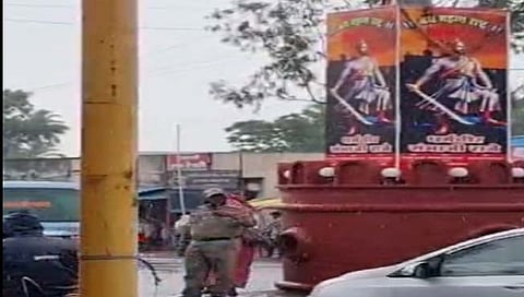 निपाणी : भर पावसात ॲम्बुलन्ससाठी वाट करून देत पोलिसाने जोपासली माणूसकी