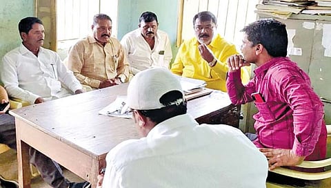 खटाव पाटबंधारे विभागाच्या अधिकारी आणि कर्मचार्यांशी चर्चा करताना प्रदीप विधाते.