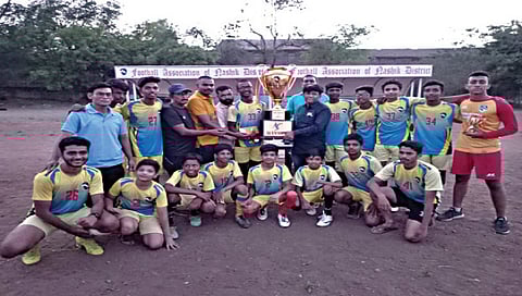 नाशिक : प्रीमियर लीगमध्ये विजेत्या फुटबॉल संघासमवेत मान्यवर.