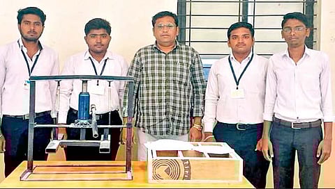 प्लास्टिकपासून उपयोगी सीट बनविण्याचे यंत्र