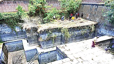 चांदवड : येथील ऐतिहासिक रंगमहालातील दुर्लक्षित बारवची स्वच्छता करताना सह्याद्री प्रतिष्ठानचे पदाधिकारी, कार्यकर्ते.(छाया : सुनील थोरे).