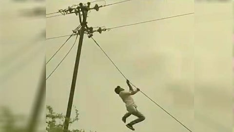 बीड : विद्युत फॅाल्ट काढण्यासाठी युवकाची जीवघेणी कसरत; नागरिकांकडून कौतुक