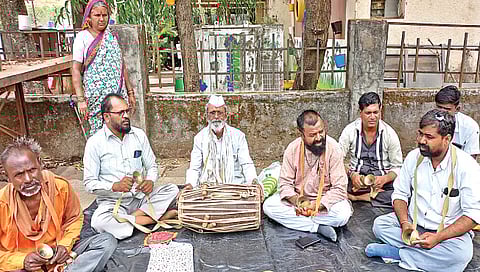 त्र्यंबकेश्वर : नगरपालिका कार्यालयासमोर भजन आंदोलन करताना प्रहार संघटनेचे पदाधिकारी. (छाया : देवयानी ढोन्नर)