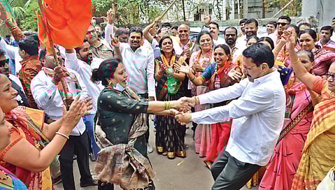 नाशिक : भाजपचे उमेदवार निवडून आल्यानंतर फुगडी खेळत आनंदोत्सव साजरा करताना आ. देवयानी फरांदे, गिरीश पालवे आदी. (छाया: हेमंत घोरपडे)