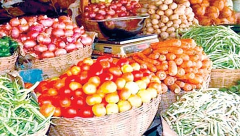 पालेभाज्यांसह टोमॅटो, गवारी, सोयाबीनचा भाव वाढला