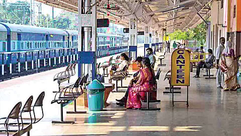 Railway platform ticket : रेल्वे प्लॅटफॉर्मवर जाताय, काढावे लागेल ५० रुपयाचे तिकीट, पश्चिम रेल्वेचा निर्णय