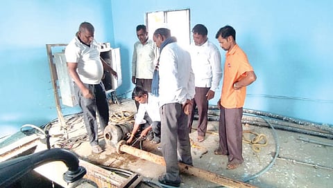 मनेगाव : पाणीयोजनेचा पंप दुरुस्ती करताना कर्मचारी.