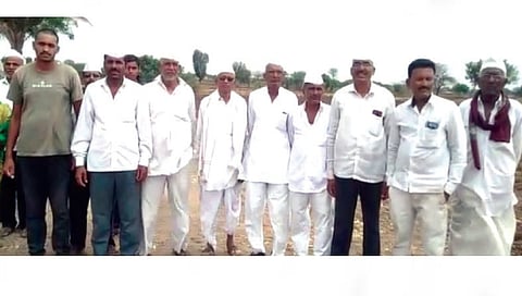 मानोरी : येथे रेल्वे भूसंपादनाप्रश्नी आयोजित बैठकीत उपस्थित शेतकरी.