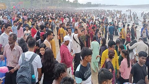 मुंबईतील चौपाटीवर येणार्या पर्यटकांवर 93 जीवरक्षकांची नजर