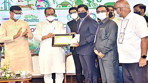 मुंबई : माझी वसुंधरा अभियान 2.0 अंतर्गत उत्कृष्ट कामगिरीबाबत उपमुख्यमंत्री अजित पवार यांच्या हस्ते पुरस्कार स्वीकारताना राधाकृष्ण गमे. समवेत ना. बाळासाहेब थोरात, ना. आदित्य ठाकरे व अन्य मान्यवर.