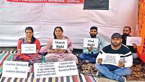 नाशिक : मुलीचा ताबा मिळावा यासाठी जिल्हाधिकारी कार्यालयासमोर उपोषण करताना पीडित महिला व तिचे कुटुंबीय. (छाया : हेमंत घोरपडे)