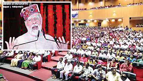 नाशिक : केंद्र सरकारच्या विविध योजनांमधील लाभार्थ्यांना मार्गदर्शन करताना पंतप्रधान नरेंद्र मोदी. समोर उपस्थित जनसमुदाय.