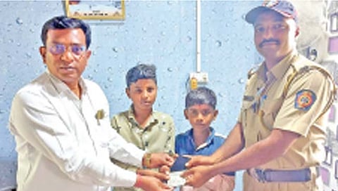 जालना : सापडलेला मोबाईल केला परत